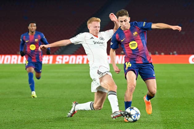 Barcelona, Camp Nou, 09.12.25, ESP, Herren, UEFA Champions Leaugue, Saison 2025-2026, FC Barcelona, Barca - Eintracht Frankfurt Bild: v.li. im Zweikampf Hugo LARSSON (Frankfurt) und FERMIN (Barcelona) UEFA regulations prohibit any use of photographs as image sequences and or quasi-video. Katalonien Spanien