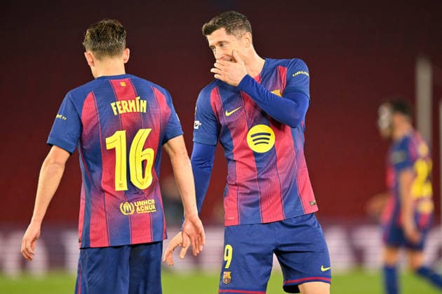 Barcelona, Camp Nou, 09.12.25, ESP, Herren, UEFA Champions Leaugue, Saison 2025-2026, FC Barcelona, Barca - Eintracht Frankfurt Bild: v.li. FERMIN (Barcelona) und Robert LEWANDOWSKI (Barcelona) UEFA regulations prohibit any use of photographs as image sequences and or quasi-video. Katalonien Spanien