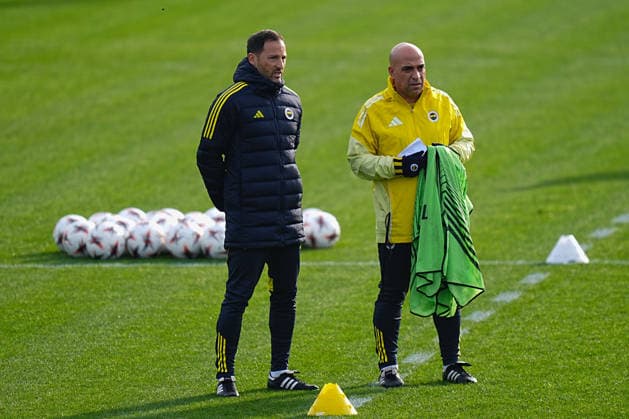 Training session ahead of Fenerbahce v Brann - UEFA Europe League ISTANBUL, TURKIYE - DECEMBER 10: Head coach of Fenerbahce Domenico Tedesco (L) leads a training session ahead of the UEFA Europa League Week 6 match against Brann at the Fenerbahce Can Bartu Facilities in Istanbul, Turkiye on December 10, 2025. Adem Kutucu Anadolu Istanbul Turkey. Editorial use only. Please get in touch for any other usage.  Copyright: x2025xAnadoluxAdemxKutucux