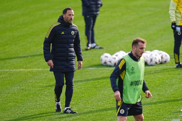 Training session ahead of Fenerbahce v Brann - UEFA Europe League ISTANBUL, TURKIYE - DECEMBER 10: Head coach of Fenerbahce Domenico Tedesco (L) leads a training session ahead of the UEFA Europa League Week 6 match against Brann at the Fenerbahce Can Bartu Facilities in Istanbul, Turkiye on December 10, 2025. Adem Kutucu Anadolu Istanbul Turkey. Editorial use only. Please get in touch for any other usage.  Copyright: x2025xAnadoluxAdemxKutucux