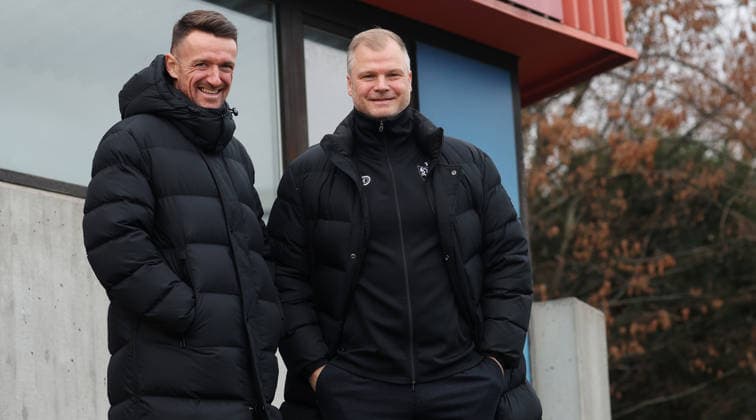 BAU 10.12..2025 Stuttgart Fußball VfB Stuttgart Training, v.l. Sportdirektor Christian Gentner und Sportvorstand Fabian Wohlgemuth