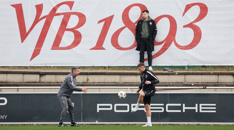 BAU 10.12..2025 Stuttgart Fußball VfB Stuttgart Training, v.l. Athletiktrainer Martin Franz und Ermedin Demirovic