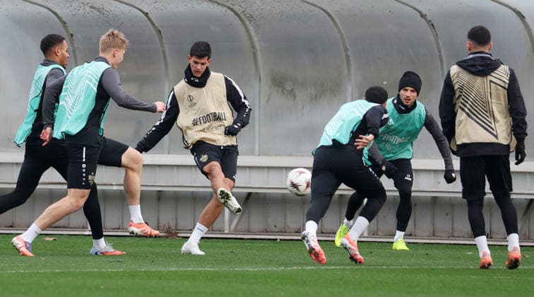 BAU 10.12..2025 Stuttgart Fußball VfB Stuttgart Training, Chema Andres (Mitte)