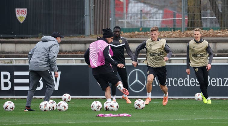 BAU 10.12..2025 Stuttgart Fußball VfB Stuttgart Training, v.l. Techniktrainer Nathaniel Weiss, Deniz Undav, Silas, Finn Jeltsch, Chris Führich