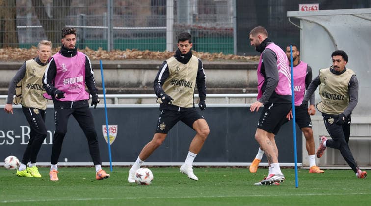 BAU 10.12..2025 Stuttgart Fußball VfB Stuttgart Training, v.l. Chris Führich, Atakan Karazor, Chema Andres, Jeff Chabot, Josha Vagnoman, Tiago Tomas