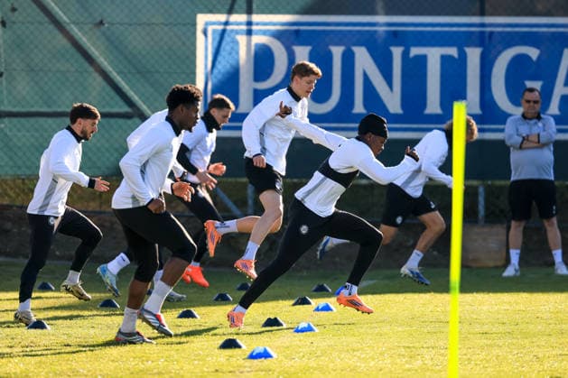 SOCCER - UEFA EL, Sturm vs Red Star GRAZ,AUSTRIA,10.DEC.25 - SOCCER - UEFA Europa League, SK Sturm Graz vs Red Star Belgrade, training Sturm, preview. Image shows the team of Sturm with Tochi Chukwuani and Seedy Jatta (Sturm).  GEPAxpictures xMarioxBuehner-Weinrauch