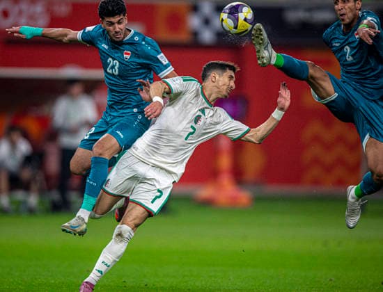 Arab Cup 2025, 3. Runde Algeria vs Irak Khalifa International Stadium (Katar), 9. Dezember 2025: Die algerische Nationalmannschaft gewinnt gegen den Irak Adil Boulbina 7 Algerien Maytham Jabbar 2 Irak Ahmed Maknzi 23 Irak *** Arab Cup 2025, 3rd round Algeria vs Iraq Khalifa International Stadium Qatar , December 9, 2025 The Algerian national team wins against Iraq Adil Boulbina 7 Algeria Maytham Jabbar 2 Iraq Ahmed Maknzi 23 Iraq Copyright: xRedhaxHosnixSegganix