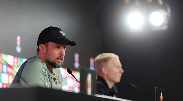 BAU 10.12..2025 Stuttgart Fußball VfB Stuttgart Pressekonferenz, v.l. Trainer Sebastian Hoeneß und Pressesprecher Tobias Herwerth