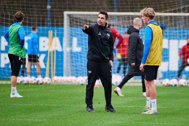 10.12.2025, Fußball, Herren, 2.BL, Saison 2025 2026, Training Holstein Kiel Trainer Marcel Rapp im Coaching mit Caspar Medlin Kiel, Projensdorf Projensdorf, Trainigsplatz, Rase Schleswig-Holstein Deutschland *** 10 12 2025, Football, Men, 2 BL, Season 2025 2026, Training Holstein Kiel Coach Marcel Rapp coaching with Caspar Medlin Kiel, Projensdorf Projensdorf, Training ground, Rase Schleswig Holstein Germany