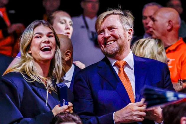 Tess Wester Lieder of the Netherlands and King Willem Alexander der Nederlanden of the Netherlands looks on Netherlands v Hungary, Quarter finals - 27th IHF Women s Handball World Championship, WM, Weltmeisterschaft Netherlands v Hungary, Ahoy, December 10, 2025, Rotterdam, Netherlands.