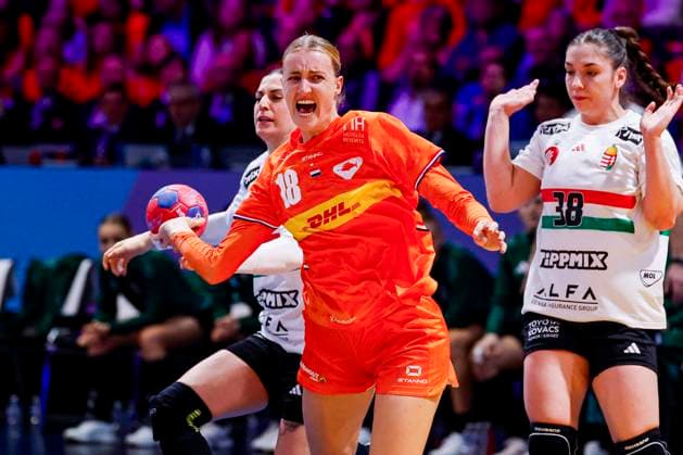 Kelly Dulfer of the Netherlands throw the ball Netherlands v Hungary, Quarter finals - 27th IHF Women s Handball World Championship, WM, Weltmeisterschaft Netherlands v Hungary, Ahoy, December 10, 2025, Rotterdam, Netherlands.