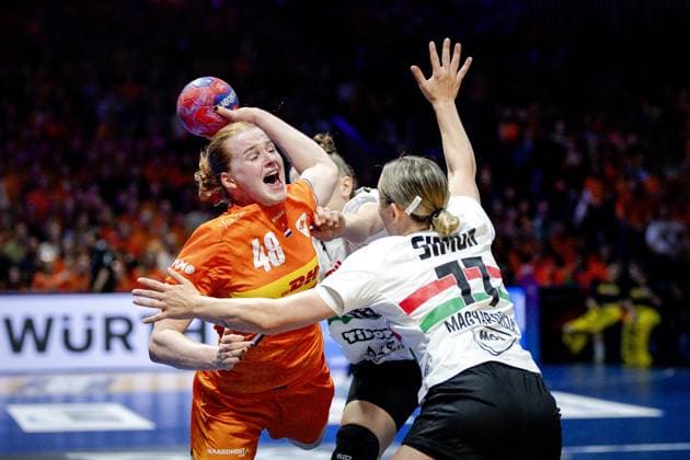 ROTTERDAM - Dione Housheer (NED) and Petra Simon (HON) during the quarterfinals of the World Handball Championship between the Netherlands and Hungary in Ahoy Rotterdam. ANP ROBIN VAN LONKHUIJSEN xVIxANPxSportx xxANPxIVx 544504716 originalFilename: 544504716.jpg
