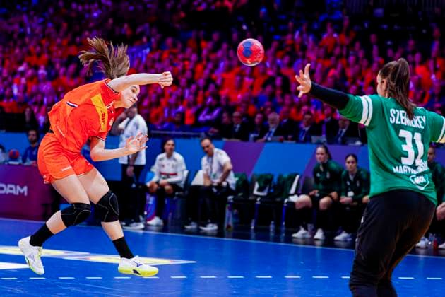 Bo van Wetering of the Netherlands throw the ball and goalkeeper Zsofi Szemerey of Hungary Netherlands v Hungary, Quarter finals - 27th IHF Women s Handball World Championship, WM, Weltmeisterschaft Netherlands v Hungary, Ahoy, December 10, 2025, Rotterdam, Netherlands.