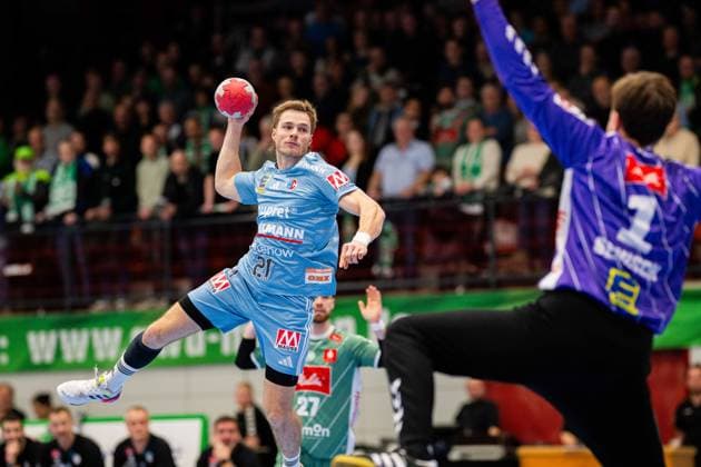 10.12.2025 - Handball, 2025 2026, 1. Bundesliga, 16. Spieltag, GWD Minden - HC Erlangen: (L-R) Christopher Bissel (Erlangen), Malte Semisch (Minden)
