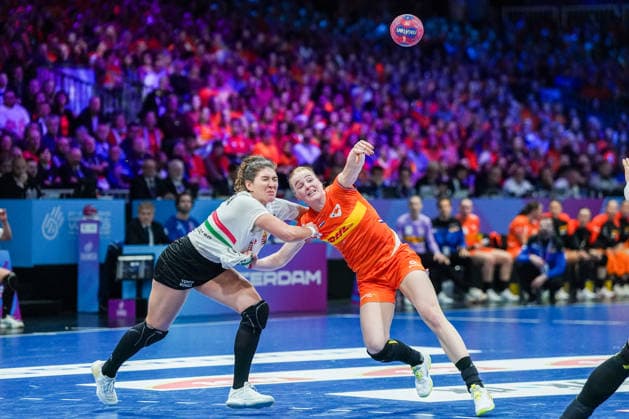 2025-12-10 Netherlands v Hungary - IHF World Women s Handball Championship ROTTERDAM, NETHERLANDS - DECEMBER 10: Petra Tovizi of Hungary, Dione Housheer of the Netherlands during the IHF World Women s Handball Championship match between Netherlands and Hungary at Ahoy on December 10, 2025 in Rotterdam, Netherlands. Rotterdam Ahoy Netherlands Content not available for redistribution in The Netherlands directly or indirectly through any third parties. Copyright: xHenkxSeppenx
