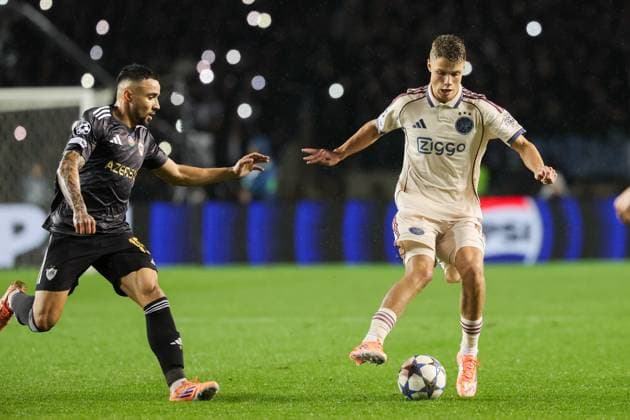 BAKU , 10-12-2025 , Tofiq Bahramov Stadion , Season 2025 2026 , UEFA Champions League football , match between FK Qarabag and Ajax Amsterdam , picture shows Qarabag FK player Leandro Andrade and Ajax player Sean Steur Qarabag - Ajax  x200103091x Copyright: