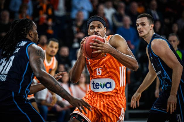 Kris Bankston (Turk Telekom Ankara) und Justin Simon (ratiopharm ulm) battle for the ball during the Basketball Eurocup match between ratiopharm ulm and Turk Telekom Ankara at ratiopharm Arena on December 10, 2025 in Neu-Ulm, Germany. (Photo by Harry Langer DeFodi Images)