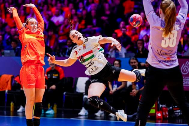 Petra Vamos of Hungary throw the ball under pressure from Nikita van der Vliet of the Netherlands and goalkeeper Yara ten Holte of the Netherlands Netherlands v Hungary, Quarter finals - 27th IHF Women s Handball World Championship, WM, Weltmeisterschaft Netherlands v Hungary, Ahoy, December 10, 2025, Rotterdam, Netherlands.