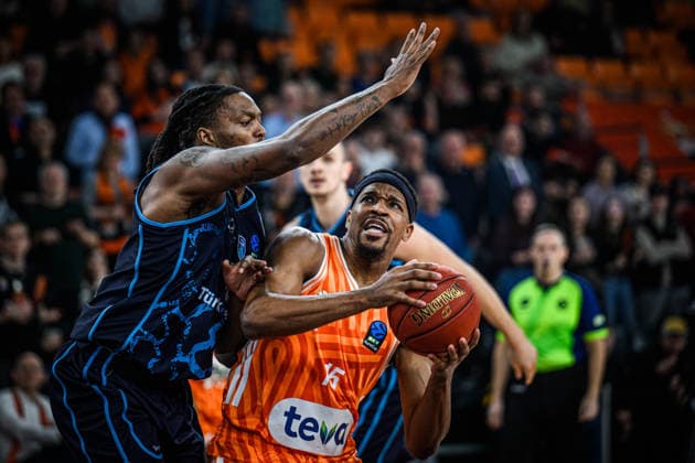 Kris Bankston (Turk Telekom Ankara) und Justin Simon (ratiopharm ulm) battle for the ball during the Basketball Eurocup match between ratiopharm ulm and Turk Telekom Ankara at ratiopharm Arena on December 10, 2025 in Neu-Ulm, Germany. (Photo by Harry Langer DeFodi Images)