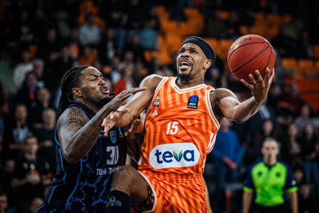 Kris Bankston (Turk Telekom Ankara) und Justin Simon (ratiopharm ulm) battle for the ball during the Basketball Eurocup match between ratiopharm ulm and Turk Telekom Ankara at ratiopharm Arena on December 10, 2025 in Neu-Ulm, Germany. (Photo by Harry Langer DeFodi Images)