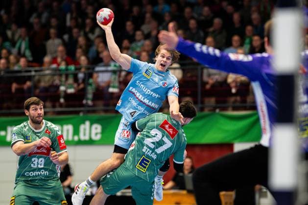 10.12.2025 - Handball, 2025 2026, 1. Bundesliga, 16. Spieltag, GWD Minden - HC Erlangen: (L-R) Malte Donker (Minden), Andri Mar Runarsson (Erlangen), Max Staar (Minden), Malte Semisch (Minden)