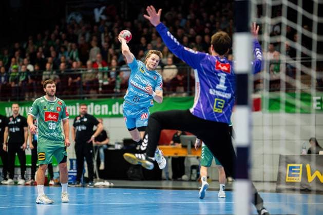 10.12.2025 - Handball, 2025 2026, 1. Bundesliga, 16. Spieltag, GWD Minden - HC Erlangen: (L-R) Christopher Bissel (Erlangen), Malte Semisch (Minden)