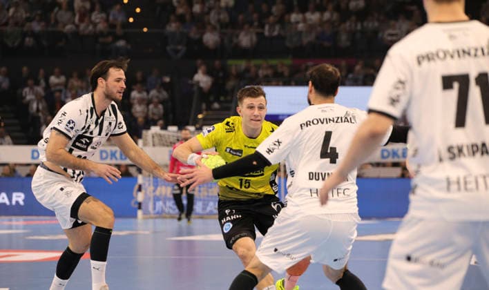 Foto : am Ball Simone MENGON (Stuttgart) gegen Domagoj Duvnjak (Kiel) und links ... Veron Nacinovic (Kiel) Handball Herren 1. Bundesliga am Mi. 10.12.2025 THW Kiel - TVB Stuttgart