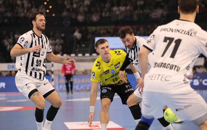 Foto : am Ball Simone MENGON (Stuttgart) gegen Domagoj Duvnjak (Kiel) und links ... Veron Nacinovic (Kiel) Handball Herren 1. Bundesliga am Mi. 10.12.2025 THW Kiel - TVB Stuttgart