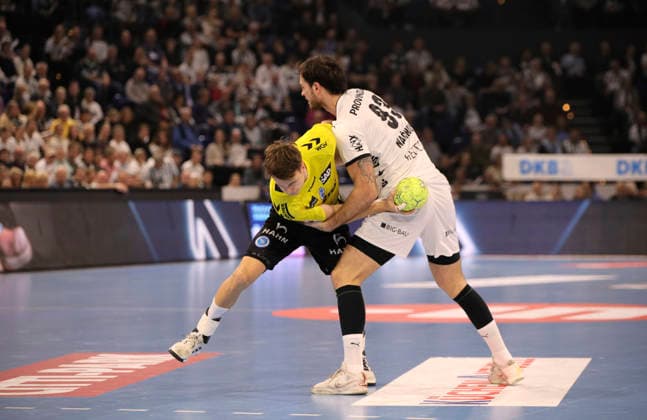 Foto : Max Häfner (Stuttgart) gegen Veron Nacinovic (Kiel) Handball Herren 1. Bundesliga am Mi. 10.12.2025 THW Kiel - TVB Stuttgart