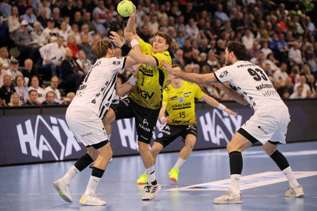 Foto : Torwurf von .... Max Häfner (Stuttgart) gegen Veron Nacinovic (93) und links ... Petter Overby (Kiel) Handball Herren 1. Bundesliga am Mi. 10.12.2025 THW Kiel - TVB Stuttgart