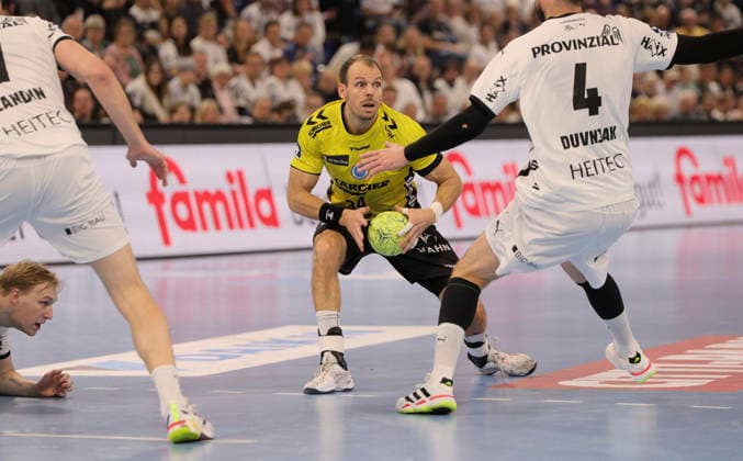 Foto : Kai Häfner (Stuttgart) gegen Domagoj Duvnjak (Kiel) Handball Herren 1. Bundesliga am Mi. 10.12.2025 THW Kiel - TVB Stuttgart