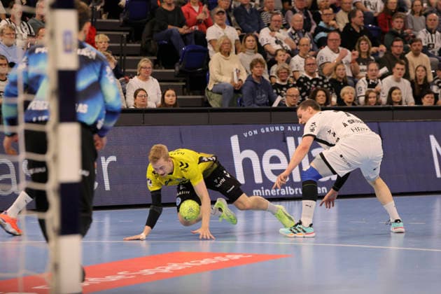 Foto : Torben MATZGEN (Stuttgart) gegen Elias Ellefsen a Skipagotu (Kiel , rechts) Handball Herren 1. Bundesliga am Mi. 10.12.2025 THW Kiel - TVB Stuttgart