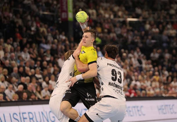 Foto : Torwurf von ..... Simone MENGON (Stuttgart) gegen Petter Overby (Kiel) und rechts ... Veron Nacinovic (Kiel , 93) Handball Herren 1. Bundesliga am Mi. 10.12.2025 THW Kiel - TVB Stuttgart