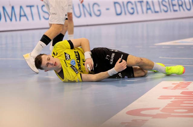 Foto : Verlierer am Boden ... Simone MENGON (Stuttgart) Handball Herren 1. Bundesliga am Mi. 10.12.2025 THW Kiel - TVB Stuttgart