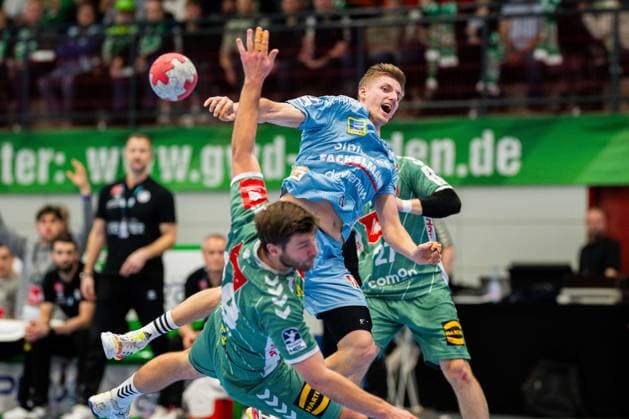 10.12.2025 - Handball, 2025 2026, 1. Bundesliga, 16. Spieltag, GWD Minden - HC Erlangen: (L-R) Malte Donker (Minden), Sander Andreassen Overjordet Överjordet (Erlangen), Max Staar (Minden)