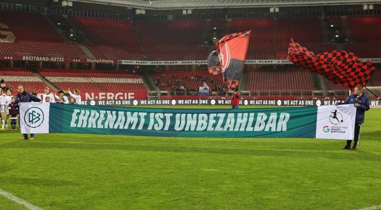10.12.2025 - Fussball - Saison 2025 2026 - 1. Frauen - Fussball - Bundesliga - 11. Spieltag: 1. FC Nürnberg FCN ( Club ) - SG Eintracht Frankfurt SGE - Sportfoto Zink DaMa - xdaxmax - Spruchband Transparent auf Spielfeld: Ehrenamt ist unbezahlbar!