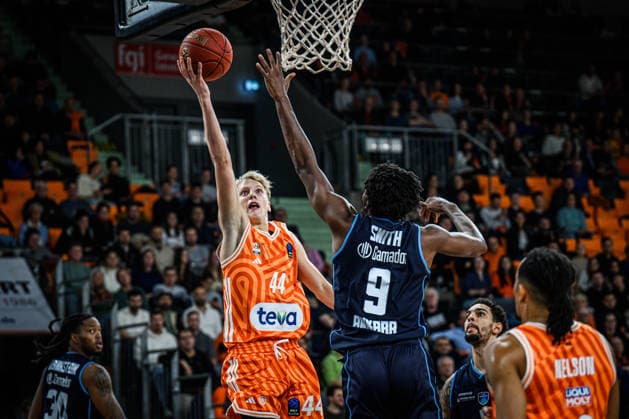 Teo Milicic (ratiopharm ulm) und Jaleen Smith (Turk Telekom Ankara) battle for the ball during the Basketball Eurocup match between ratiopharm ulm and Turk Telekom Ankara at ratiopharm Arena on December 10, 2025 in Neu-Ulm, Germany. (Photo by Harry Langer DeFodi Images)
