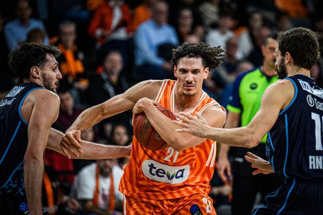 Berkan Durmaz (Turk Telekom Ankara), Alec Anigbata (ratiopharm ulm) und Dogus Ozdemiroglu (Turk Telekom Ankara) battle for the ball during the Basketball Eurocup match between ratiopharm ulm and Turk Telekom Ankara at ratiopharm Arena on December 10, 2025 in Neu-Ulm, Germany. (Photo by Harry Langer DeFodi Images)