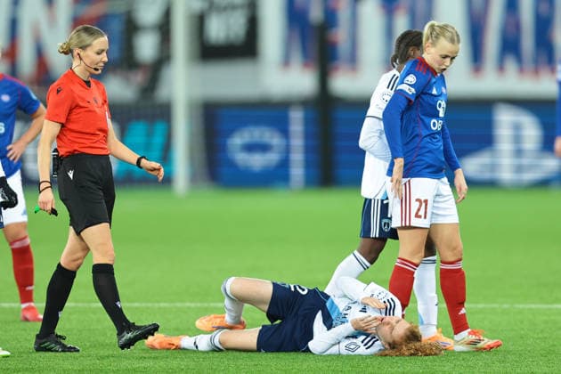 Football, Women s Champions League 2025 2026 Valerenga Paris FC Oslo 20251210 Valerenga s Karina Saevik receives a red card after a duel with Paris FC s CÃ lina Ould Hocine during the Women s Champions League football match between Valerenga and Paris FC at Intility Arena Photo Thomas Andersen NTB Oslo Norway EDITORIAL USE ONLY RESTRICTED USE FOR BETTING COMPANIES  Copyright: xThomasxAndersenx xNTBx