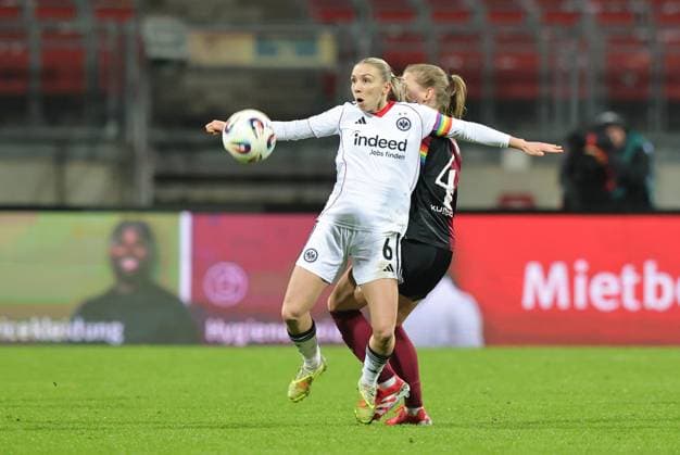 10.12.2025 - Fussball - Saison 2025 2026 - 1. Frauen - Fussball - Bundesliga - 11. Spieltag: 1. FC Nürnberg FCN ( Club ) - SG Eintracht Frankfurt SGE - Sportfoto Zink DaMa - xdaxmax - Elisa Senß (6, Eintracht Frankfurt ) Luisa Guttenberger (4, 1. FC Nürnberg FCN )