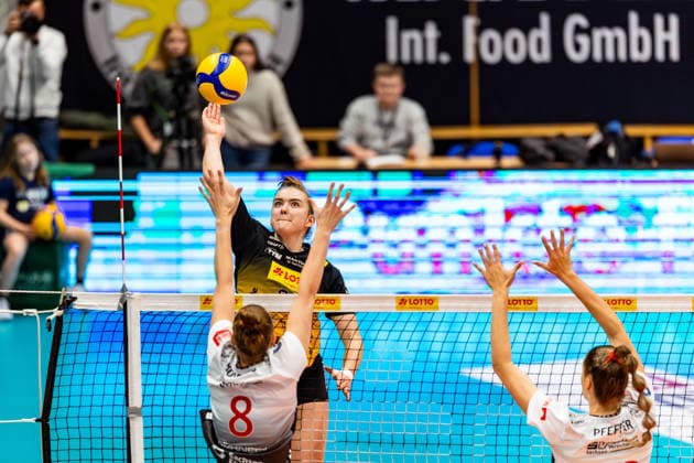 10.12.2025, GER, Volleyball, Frauen, Saison 25 26, ZOI DVV-Pokal, Halbfinale, VfB 91 Suhl Lotto Thueringen - Dresdner SC Monika Brancuska (VfB Suhl Lotto Thueringen), Jette Kuipers (Dresdner SC) 98527 Suhl Sporthalle Wolfsgrube Thüringen Deutschland