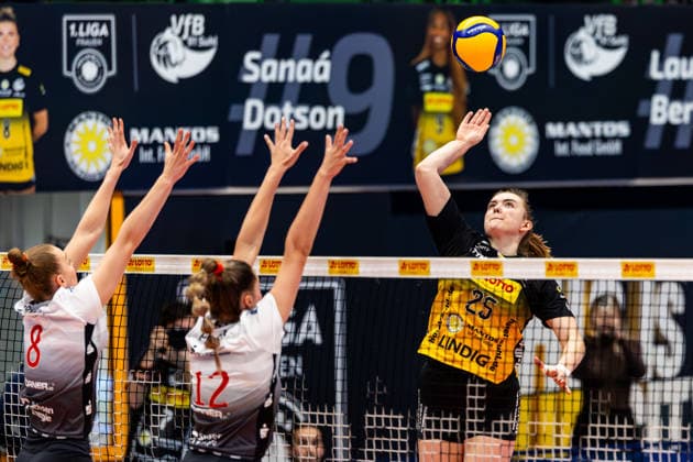 10.12.2025, GER, Volleyball, Frauen, Saison 25 26, ZOI DVV-Pokal, Halbfinale, VfB 91 Suhl Lotto Thueringen - Dresdner SC Monika Brancuska (VfB Suhl Lotto Thueringen), Jette Kuipers (Dresdner SC), Mette Marleen Pfeffer (Dresdner SC) 98527 Suhl Sporthalle Wolfsgrube Thüringen Deutschland