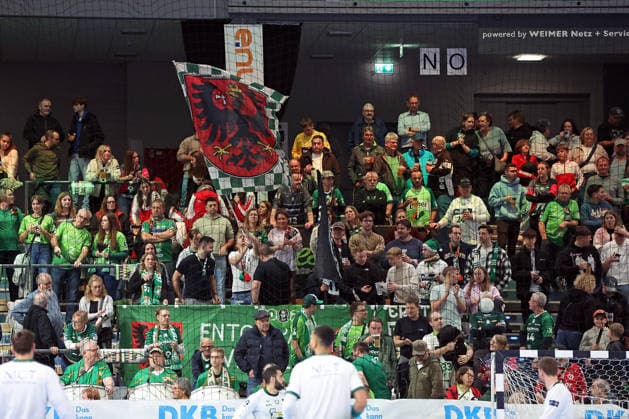 10.12.2025, xovx, Handball Daikin Handball Bundesliga, HSG Wetzlar - TSV Hannover-Burgdorf Fans der HSG Wetzlar (DFL DFB REGULATIONS PROHIBIT ANY USE OF PHOTOGRAPHS as IMAGE SEQUENCES and or QUASI-VIDEO) Wetzlar Buderus-Arena Hessen Deutschland (DE)