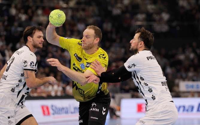 Foto : Torwurf von ..... Lenny RUBIN (Stuttgart) gegen Domagoj Duvnjak (Kiel) und links ... Veron Nacinovic (Kiel) Handball Herren 1. Bundesliga am Mi. 10.12.2025 THW Kiel - TVB Stuttgart