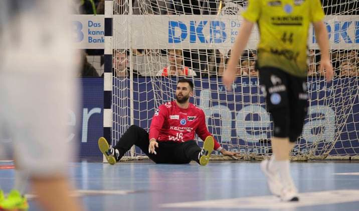 Foto : am Boden zerstört ist ..... Torhüter Miljan VUJOVIC (Stuttgart) Handball Herren 1. Bundesliga am Mi. 10.12.2025 THW Kiel - TVB Stuttgart