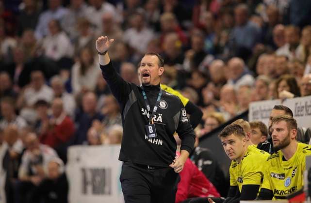 Foto : skeptische Miene bei ... Trainer Misha KAUFMANN (Stuttgart) Handball Herren 1. Bundesliga am Mi. 10.12.2025 THW Kiel - TVB Stuttgart