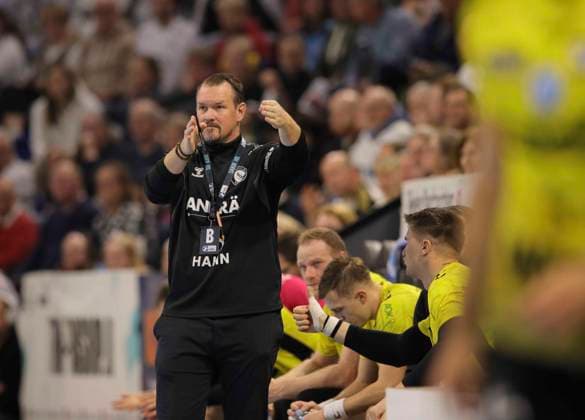 Foto : skeptische Miene bei ... Trainer Misha KAUFMANN (Stuttgart) Handball Herren 1. Bundesliga am Mi. 10.12.2025 THW Kiel - TVB Stuttgart