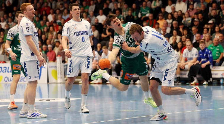 BAU 10.12.2025 Göppingen Handball Frisch Auf! Göppingen vs. TBV Lemgo Lippe, v.l. Nicolai Theilinger (Lemgo), Frederik Simak (Lemgo), Elias Newel (Göppingen), Bobby Schagen (Lemgo)