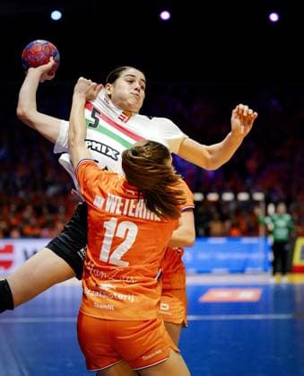ROTTERDAM - Luca Csikos (HON) and Bo van Wetering (NED) during the quarterfinals of the World Handball Championship between the Netherlands and Hungary in Ahoy Rotterdam. ANP ROBIN VAN LONKHUIJSEN xVIxANPxSportx xxANPxIVx 544510240 originalFilename: 544510240.jpg