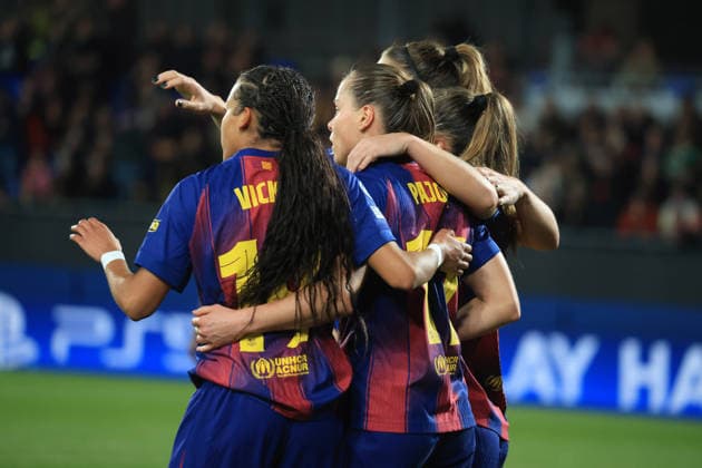 Spain - UEFA Women s Champions League - FC Barcelona, Barca vs SL Benfica - 10 12 2025 SPAIN, BARCELONA, DECEMBER 10. Ewa Pajor of FC Barcelona celebrates with her teammates after scoring her team s opening goal during the UEFA Women s Champions League match between FC Barcelona and SL Benfica, on December 10, 2025 at Estadi Johan Cruyff in Barcelona, Spain. Photo by Manuel Blondeau AOP.Press Barcelona Estadi Johan Cruyff Catalunya Spain Copyright: x ManuelxBlondeau AOP.Pressx AOP20251210-0006